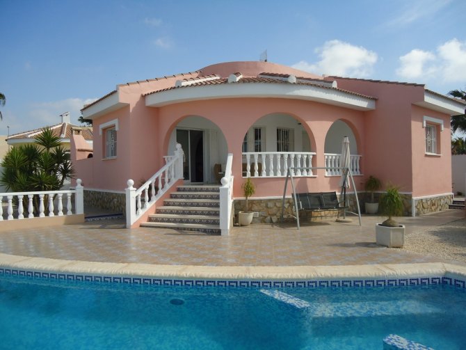 Villa for sale in Doña Pepa €350,000 (CM3255)